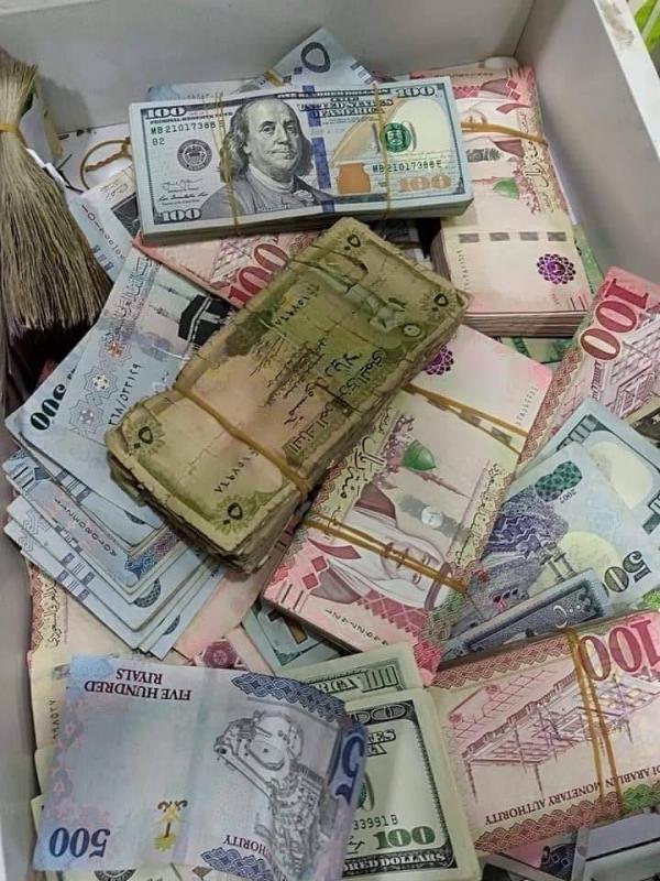 خبير اقتصادي يعري الحوثيين ويكشف أسباب استقرار أسعار الصرف في مناطق سيطرتهم