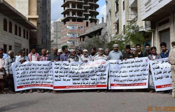 مواطنون بعدن يحتجون على عدم تمكينهم من اراضي صرفت منذ 32 عاما في بئر فضل