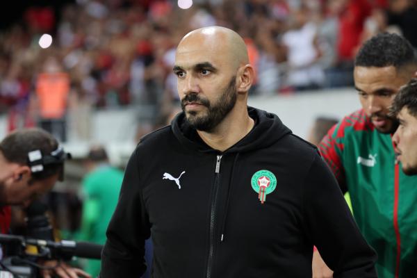 صحيفة مغربية تفجر مفاجأة.. "كاف" يتجه لتخفيض عقوبة مدرب المغرب