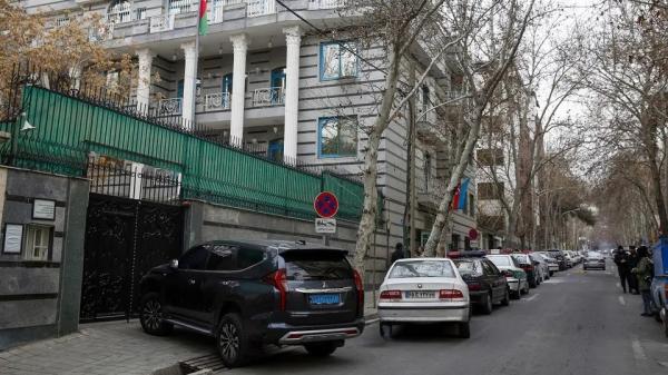 طهران تعفي مسؤولاً أمنياً.. وباكو تشكك بدوافع الهجوم على سفارتها