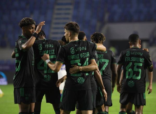 الأهلي السعودي يضرب موعداً مع الزمالك في نهائي «كأس دبي»
