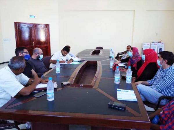 السلطة المحلية بالمخا تناقش أوضاع النازحين في المديرية مع الهجرة الدولية وممثل الأوتشا