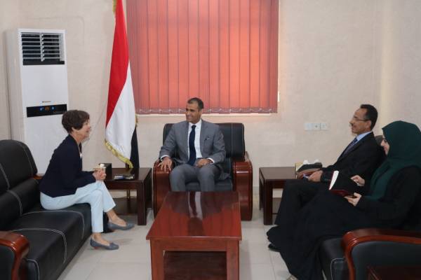 حكومة الشرعية تحمل مليشيا الحوثي افشال صرف الرواتب وفتح مطار صنعاء