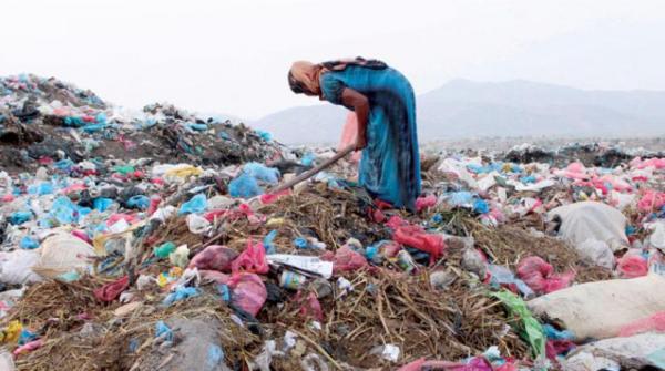 أطفال ونساء في إب يجمعون النفايات لسد الرمق وافلاس تجار النفايات بسبب جبايات الحوثيين