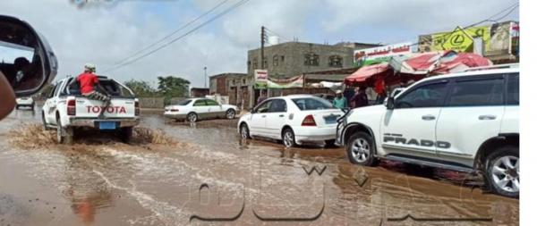 أمطار غزيرة بلحج وقلق من تسببها في انتشار البعوض 