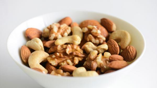 إضافة نوع من المكسرات إلى نظامنا الغذائي يمنحنا شيخوخة "دون أمراض" وعمرا مديدا