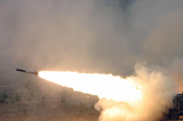 راجمات الصواريخ الحكومية تستهدف مواقع المليشيا الإرهابية في كتاف صعدة