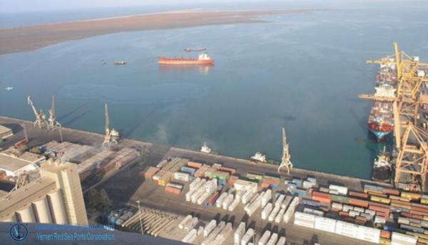 وصول شحنة أسلحة جديدة للحوثيين عبر ميناء الحديدة 