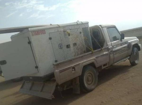 عصابة الحوثي تنهب مولدا كهربائيا لمواطن شرق الجوف