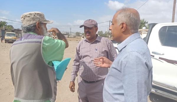 مدير عام البريقة ينفذ نزول ميداني إلى عدداً من الأحياء والشوارع تمهيداً لرصفها بتكلفة مليون دولار