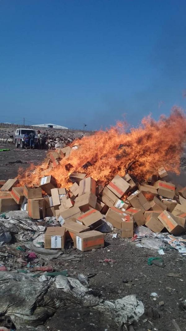 إتلاف مواد غذائية وعلاجية خاصة بالأطفال في المخا