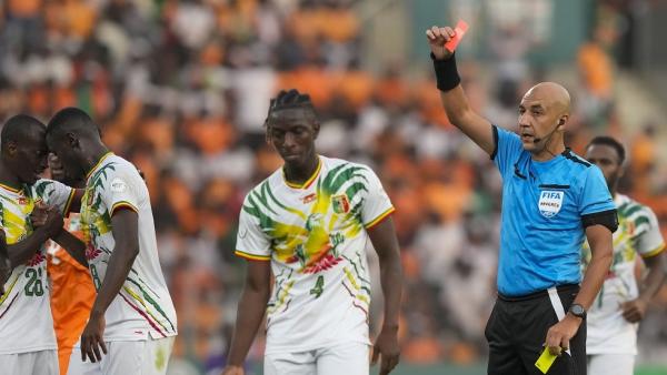 الحكم المصري محمد عادل ينجو من اعتداء لاعبي مالي 