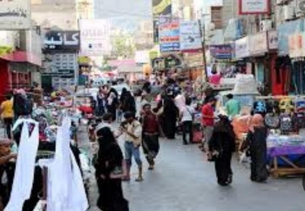 حملة حوثية لإجبار الباعة المتجولين بالحديدة علۑ دفع الإتاوات