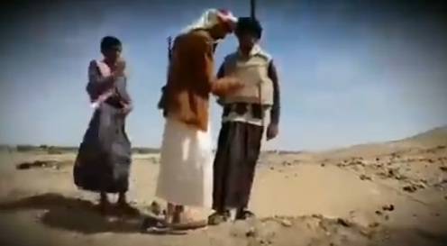 شاهد.. شاب يمني يخترع سترة ضد الرصاص ويجربها على نفسه بطريقة مرعبة..!؟ - (صورة+تفاصيل)
