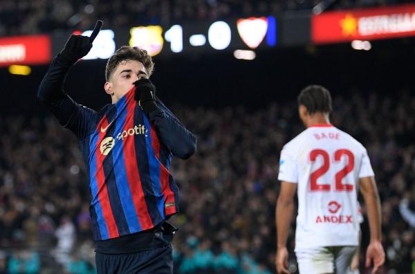 برشلونة يسحق إشبيلية بثلاثية ويبتعد بصدارة الليغا