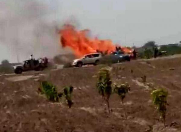 قيادي حوثي يحرق منازل القش في زبيد لتهجير سكانها ونهب أراضيهم 