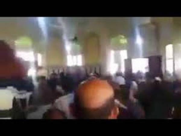 مواطن يسقط خطيب حوثي من منبر الجمعة في جبن بالضالع بعد تطاوله على الصحابة