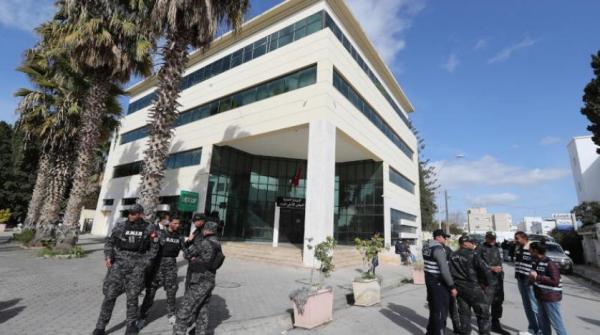الشرطة التونسية تغلق مقر المجلس الأعلى للقضاء غداة قرار سعيّد حله