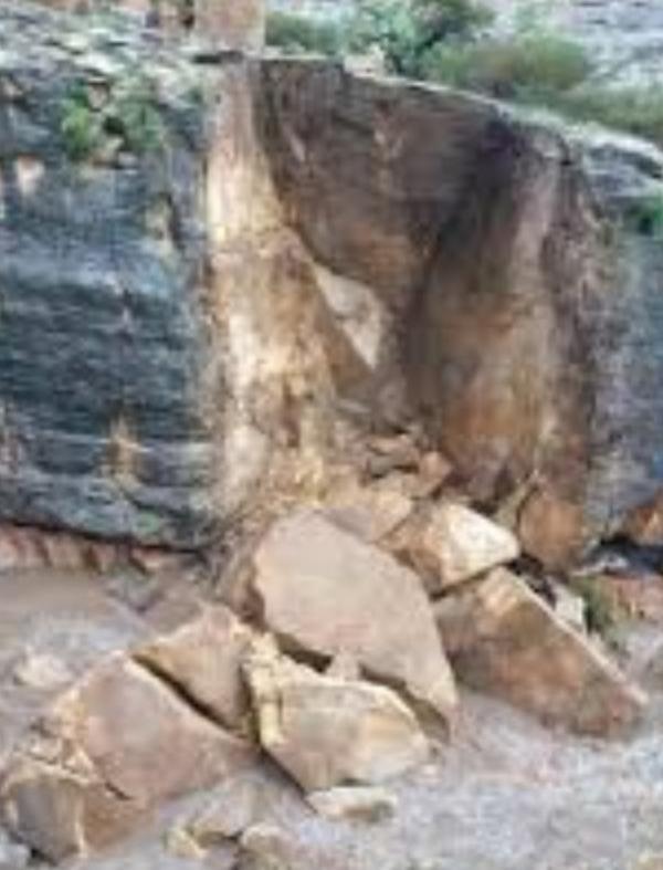 انهيارات صخرية في قرية بالمحويت تثير الرعب لدى السكان 