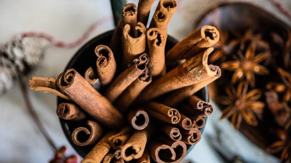 مراجعة علمية تكشف عن تأثيرات محتملة للقرفة على الذاكرة والتعلم