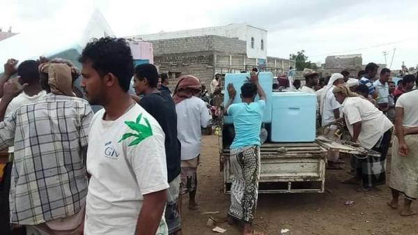 "بناء للتنمية" توزع أدوات صيد ل 500 صياد بالمخا