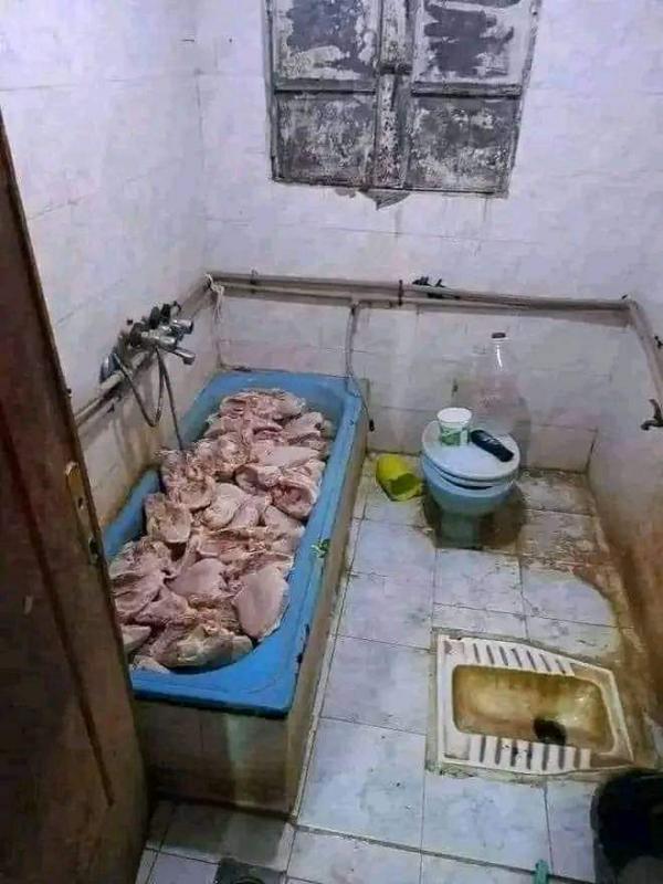 مطعم حوثي في صنعاء يضع الدجاج في حمام