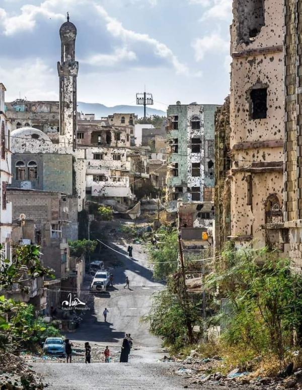 قيادات عسكرية إخوانية تعقد إجراءات عودة النازحين لمنازلهم في الكمب بتعز