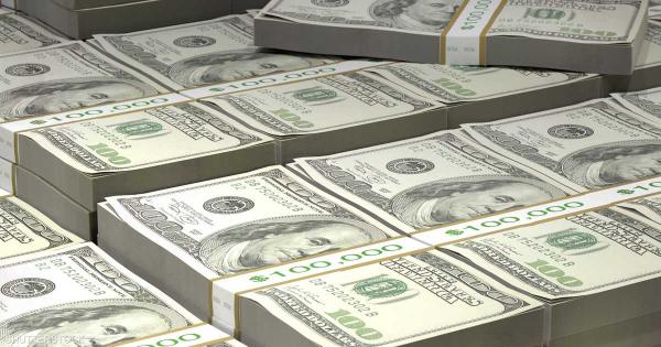 الدولار يرتفع والين يتراجع بعد تصريحات مسؤولين بالفيدرالي