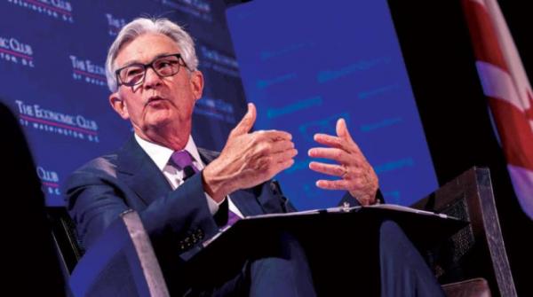 الدولار يتراجع والذهب يصعد بعد تصريحات رئيس «المركزي» الأميركي