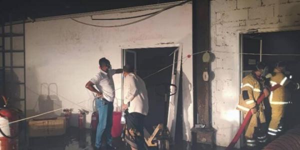 حريق هائل في مخازن منظمة رعاية الأطفال في الحديدة
