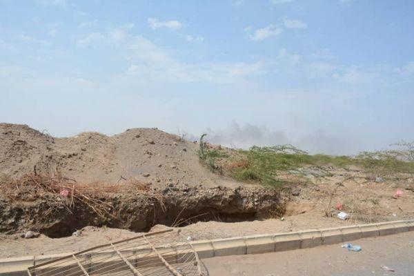 القوات المشتركة تحول خنادق مستحدثة مقابر جماعية لعناصر حوثية داخل مدينة الحديدة