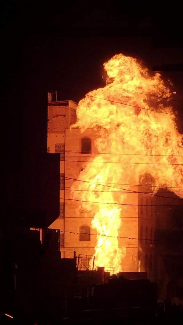 حريق ضخم في صنعاء ناجم عن غاز منزلي مخزن في سوق سوداء للحوثيين 