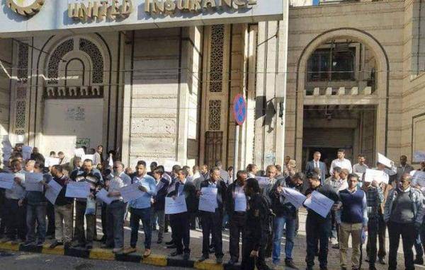 منتسبو أحد البنوك الأهلية بصنعاء ينفذون وقفة احتجاجية رفضاً لانتهاكات المليشيا الحوثية بحق القطاع المصرفي