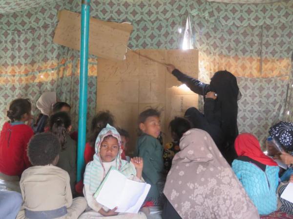 النازحون في مآرب يتخذون من  الكراتين وسيلة تعليمة لتدريس الطلاب في مخيماتهم