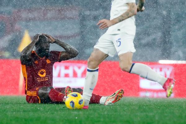 إنتر يحول تأخره لفوز 4-2 على روما في الدوري الإيطالي