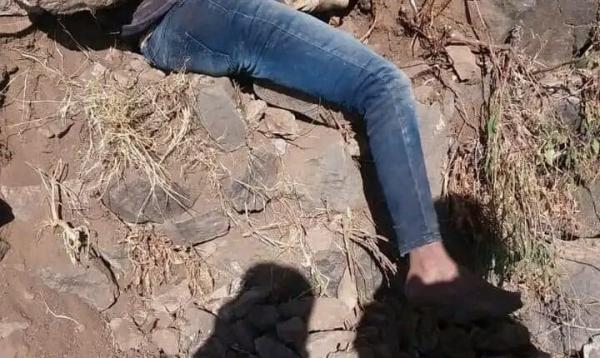 العثور على جثة شاب معلقة على باب محل تجاري وآخر تحت صخرة 