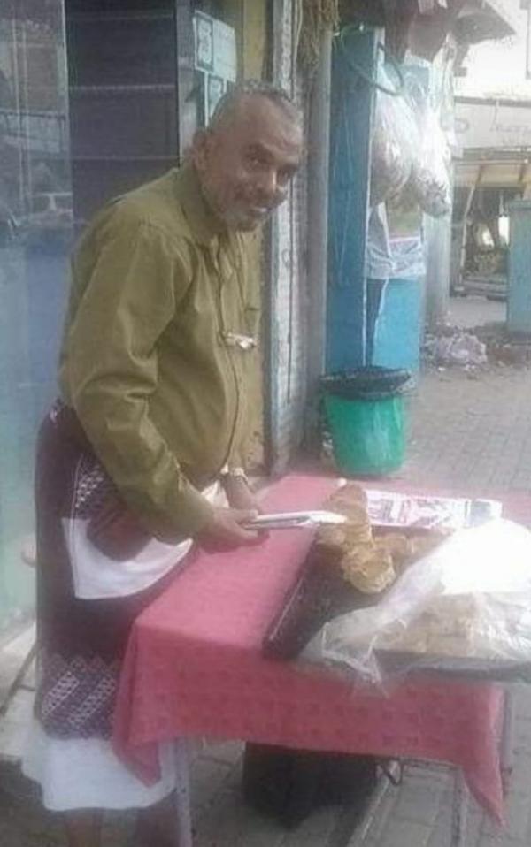 أكاديمي يتحول الى بائع معجنات في عدن