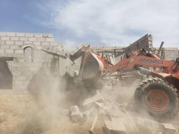 مليشيا الحوثي تهدم منازل بصنعاء بذريعة ملكيتها لبيت حميد الدين 