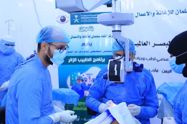 "طبيب زائر" بمأرب يختتم أعماله في جراحة العيون 