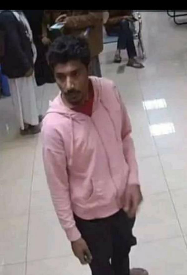 مسلح حوثي يقتل مواطن طعنا بساحة مستشفى بصنعاء 