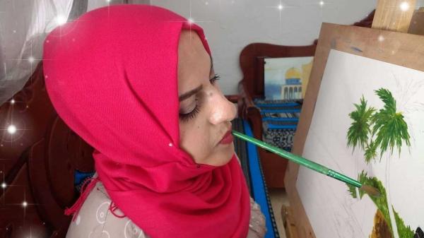 فنانة تشكيلية تونسية تتحدى الإعاقة وترسم بفمها (صور)