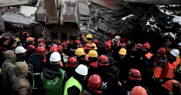 بعد 9 أيام تحت الأنقاض .. إنقاذ 4 أشخاص أحياء في تركيا