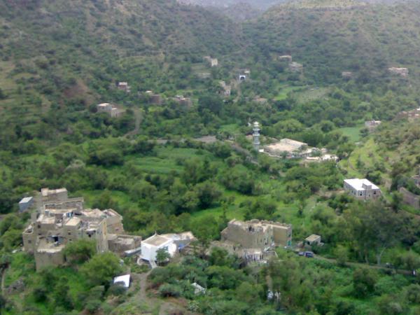 في تعز.. نافذ يرفض التوجيهات بعدم حفر بئر ارتوازية بالشعوبة ويهدد بغلق مشروع المياه