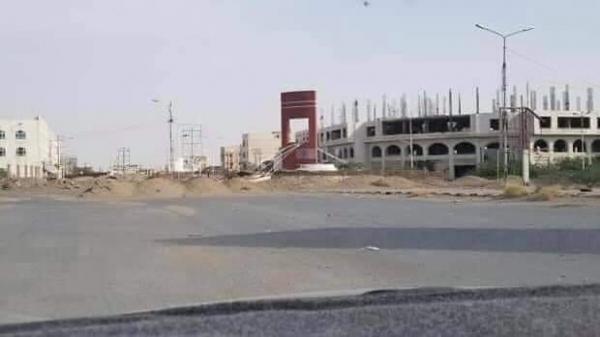 عصابة الحوثي تنهب أراضٍ لمواطنين في كيلو 16 بالحديدة