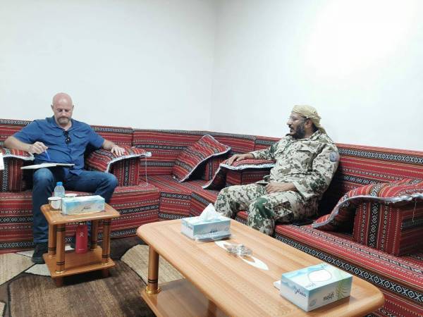 قائد المقاومة الوطنية يلتقي بمسؤول أممي ويناقش معه جرائم ألغام الحوثي في الساحل الغربي واليمن