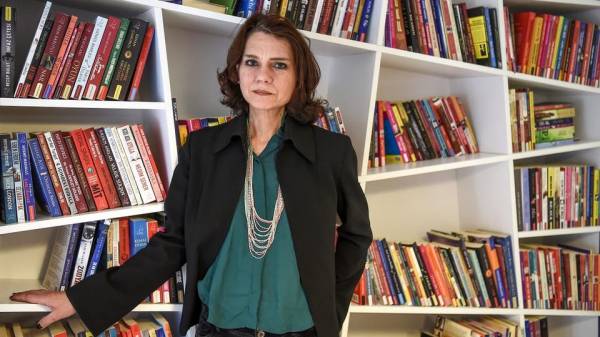 كاتبة تركية: حكومة أردوغان تخنق الأصوات في البلاد