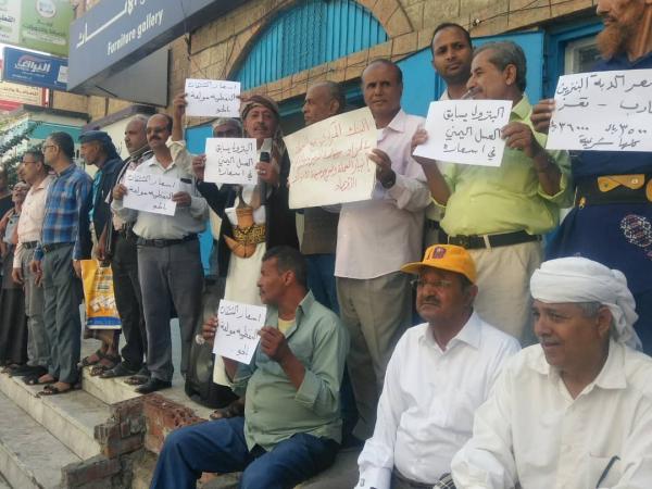 ناشطون ينظمون وقفة احتحاجية بتعز  بسبب إرتفاع سعر البترول والوضع المعيشي !