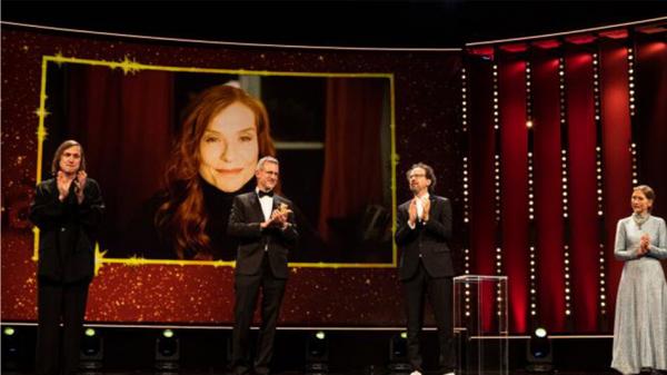 فيلم "ألكاراس" الإسباني يفوز بجائزة الدب الذهبي في مهرجان برلين السينمائي