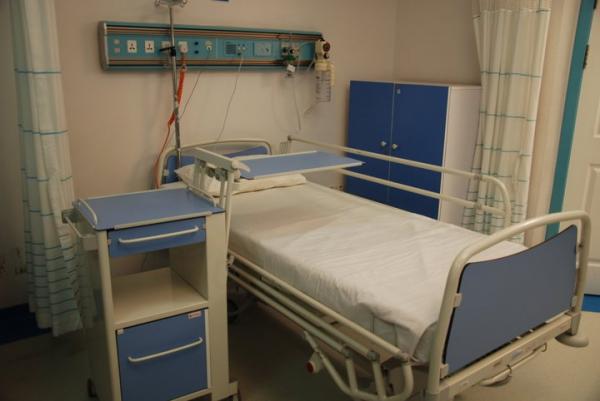 مستشفى اليمن الدولي يسرح طواقمه الفنية والإدارية 