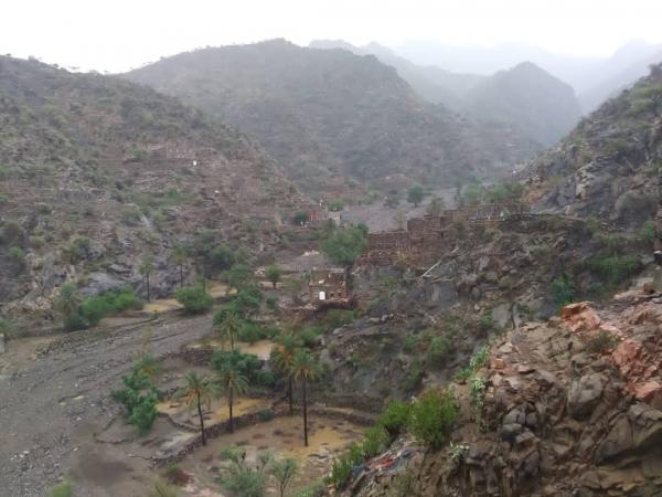 رصف وتوسعة نقيل الهُجمة زريقة الشام في مديرية المقاطرة               